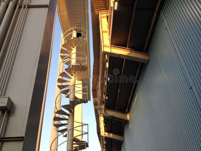 Structura turnului de oțel la stadionul de baseball din punct de vedere geometric stock photos