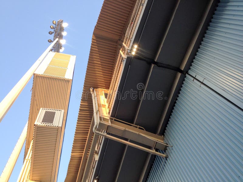 Structura turnului de oțel la stadionul de baseball din punct de vedere geometric stock photos
