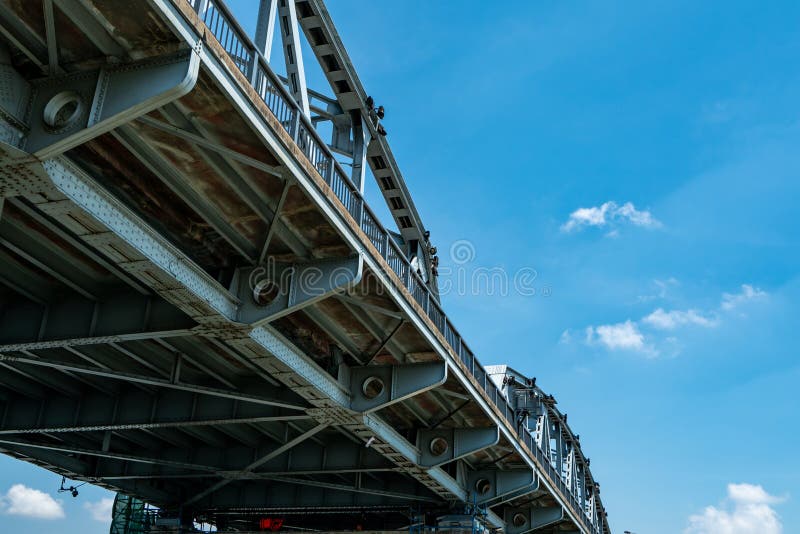 Structure en acier de pont contre le ciel bleu et les nuages blancs Pont en fer machinant la construction Pont fort et de force e photo libre de droits Structure en acier de pont contre le ciel bleu et les nuages blancs Pont en fer machinant la construction Pont fort et de force e photo libre de droits