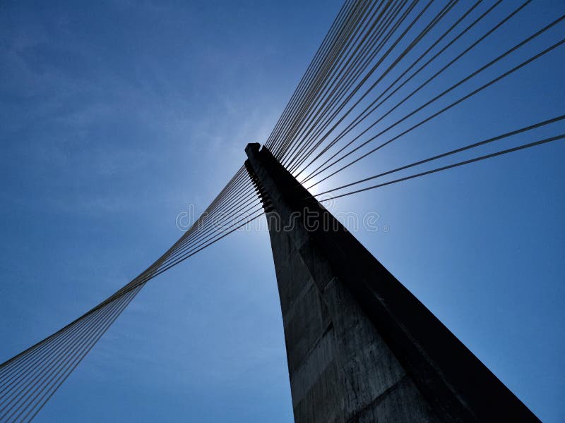 Structure en béton avec les accolades en acier d'un pont au-dessus d'une rivière sous un ciel bleu intense photos libres de droits Structure en béton avec les accolades en acier d'un pont au-dessus d'une rivière sous un ciel bleu intense photos libres de droits