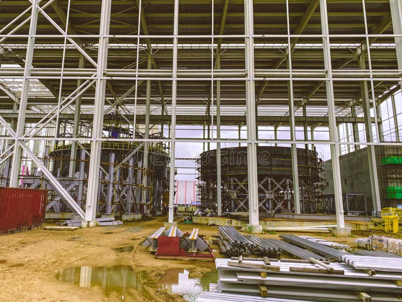 Structură metalică pe șantier. construirea unui complex pentru extracția mineralelor din pământ. depozit pentru stock photo