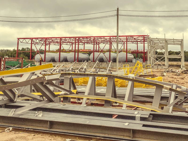 Structură metalică pe șantier. construirea unui complex pentru extracția mineralelor din pământ. mină royalty free stock images