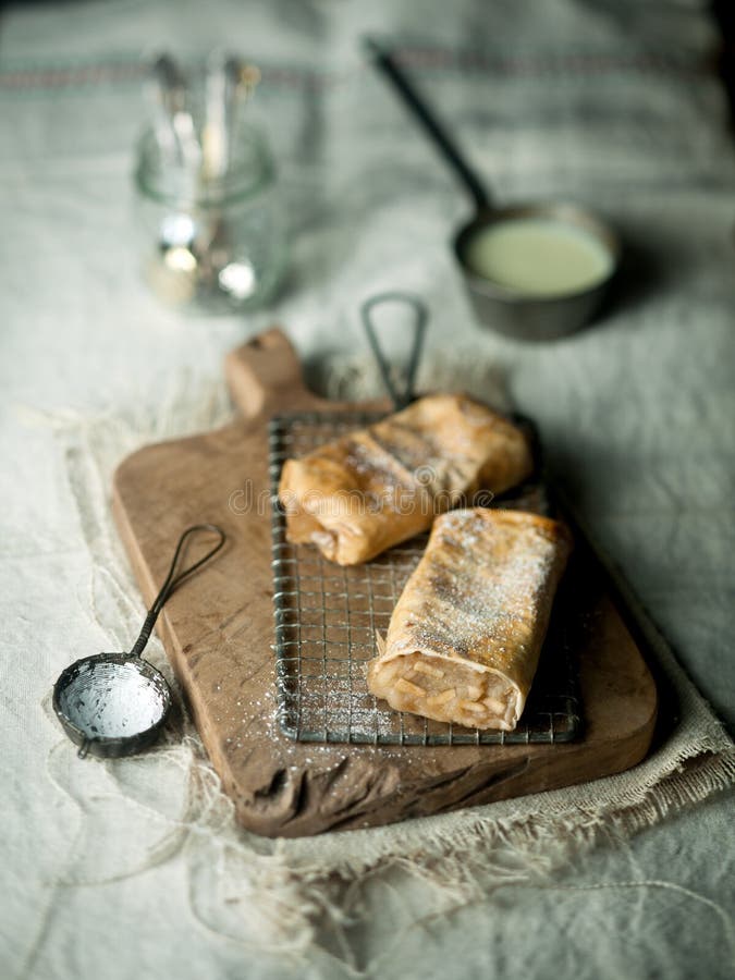 Strudel aux pommes allemand traditionnel image libre de droits Strudel aux pommes allemand traditionnel image libre de droits