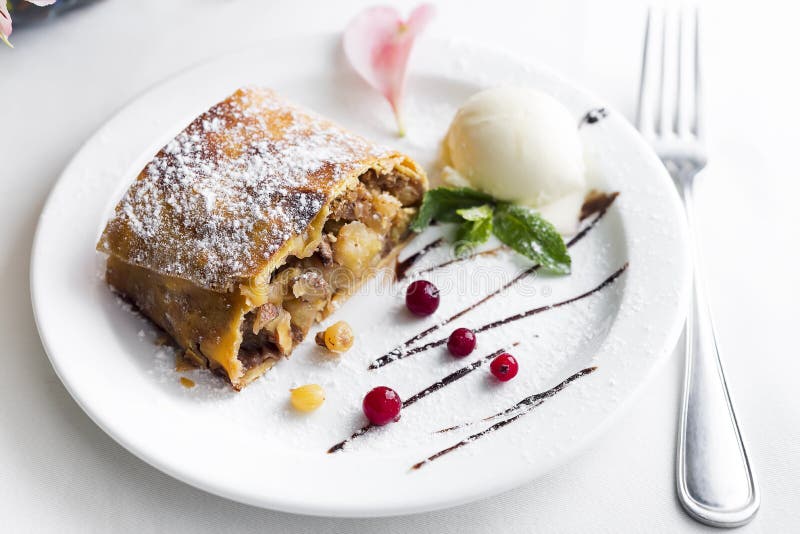 Strudel aux pommes Avec de la glace à la vanille photographie stock Strudel aux pommes Avec de la glace à la vanille photographie stock