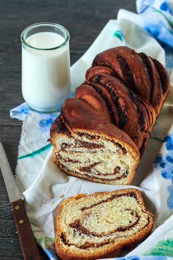 Strudel-Brioche Mit Schokolade Stockbild - Bild von brioche ...