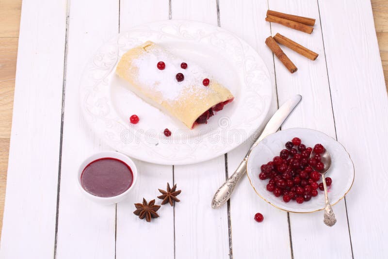 Strudel con le ciliege e Apple immagini stock Strudel con le ciliege e Apple immagini stock
