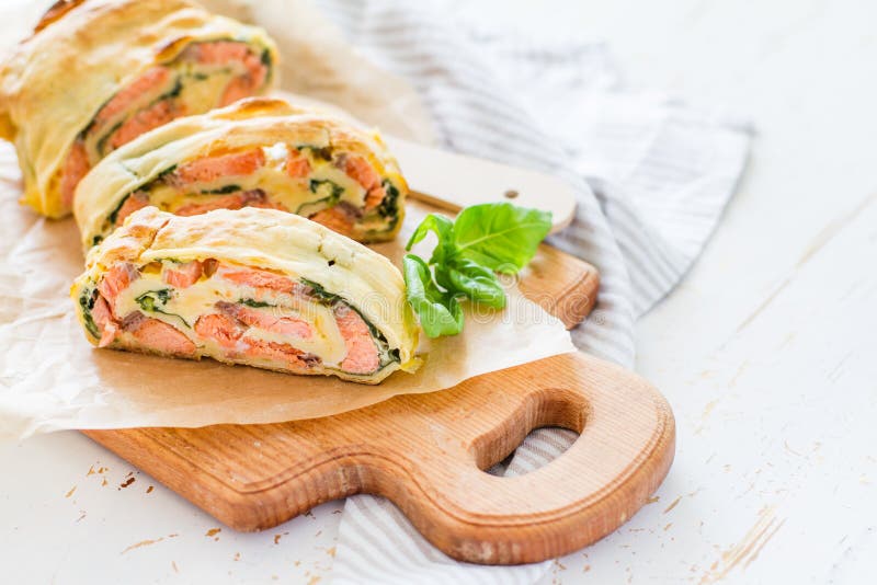 Strudel degli spinaci e del salmone fotografia stock libera da diritti Strudel degli spinaci e del salmone fotografia stock libera da diritti