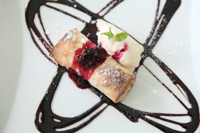 Strudel μάγκο με το παγωτό στοκ εικόνα με δικαίωμα ελεύθερης χρήσης Strudel μάγκο με το παγωτό στοκ εικόνα με δικαίωμα ελεύθερης χρήσης