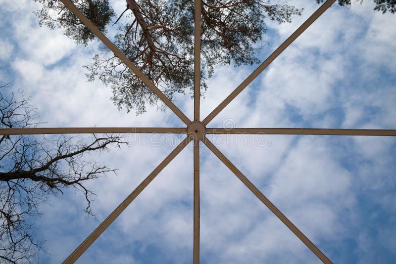 Struktur av metall för byggnadskonstruktion på bakgrund för blå himmel arkivfoton Struktur av metall för byggnadskonstruktion på bakgrund för blå himmel arkivfoton