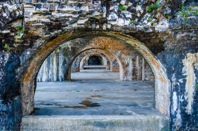 Struktur Fort Pickens in der Nähe von Pensacola, Florida, USA Schöne, verwitterte Backsteinbögen stockfoto