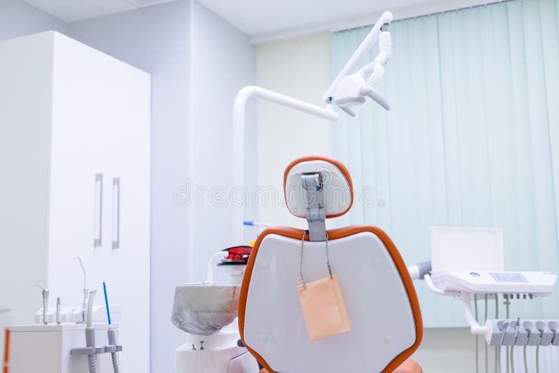 Strumenti del dentista e sedia professionale di odontoiatria che aspettano per essere usato dal interiot orthodontistDental della fotografie stock libere da diritti Strumenti del dentista e sedia professionale di odontoiatria che aspettano per essere usato dal interiot orthodontistDental della fotografie stock libere da diritti