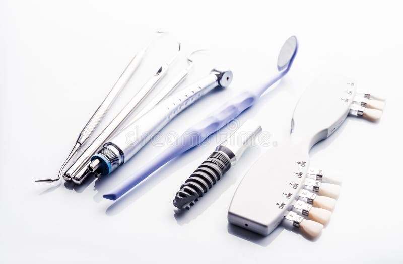 Strumenti dentari sulla tavola bianca immagini stock libere da diritti Strumenti dentari sulla tavola bianca immagini stock libere da diritti