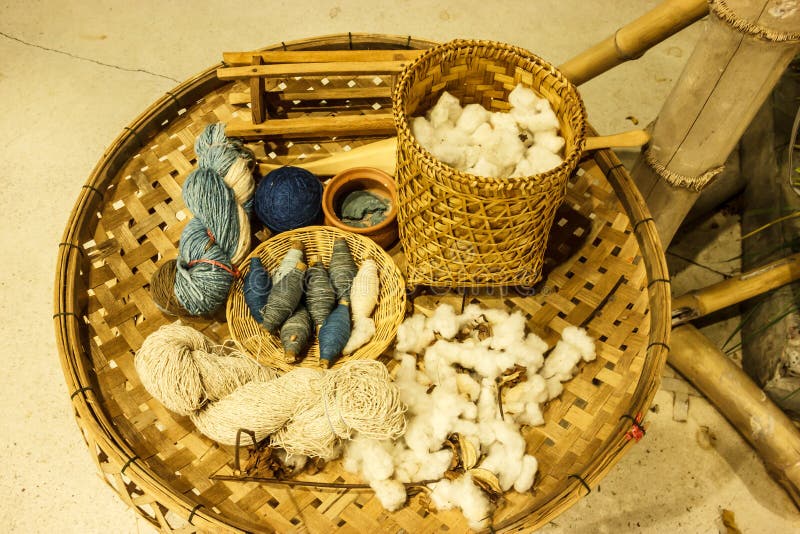 Strumenti di seta di tintura del tessuto di processo del panno di colore culturale tradizionale asiatico tailandese dell'indaco fotografia stock