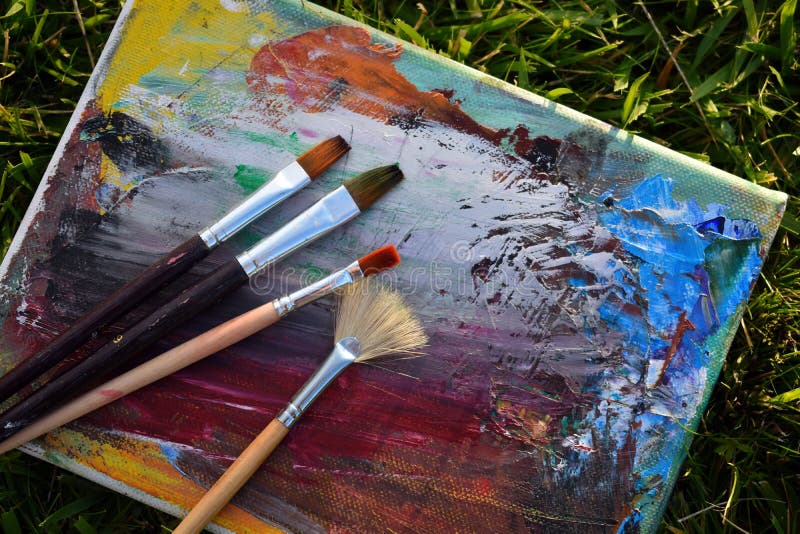 Strumenti e gli accessori dell'artista Spazzole, tavolozza e sketchbook per disegnare fotografie stock libere da diritti Strumenti e gli accessori dell'artista Spazzole, tavolozza e sketchbook per disegnare fotografie stock libere da diritti