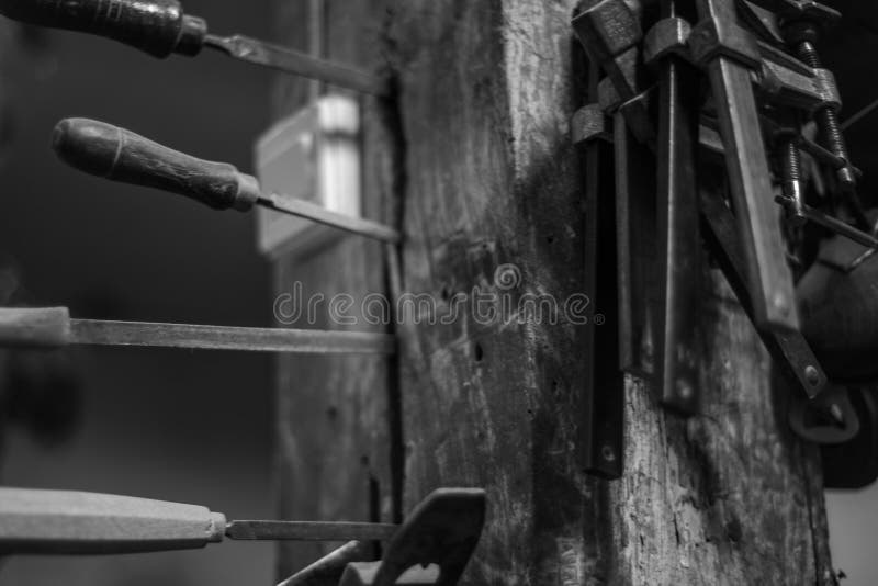 Strumenti nel negozio di legno immagini stock libere da diritti Strumenti nel negozio di legno immagini stock libere da diritti