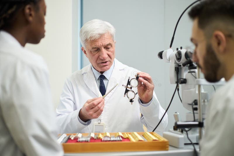 Strumento Anziano Di Prova Della Visione Dell'Optometrista Maschile fotografie stock libere da diritti