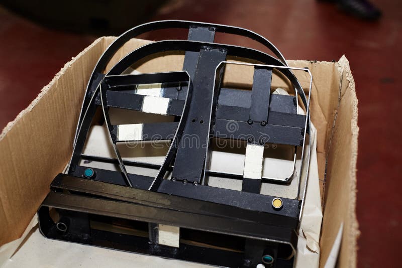 Strumento per la perforazione fuori delle forme di cuoio, usate per la produzione degli articoli di cuoio fotografia stock Strumento per la perforazione fuori delle forme di cuoio, usate per la produzione degli articoli di cuoio fotografia stock