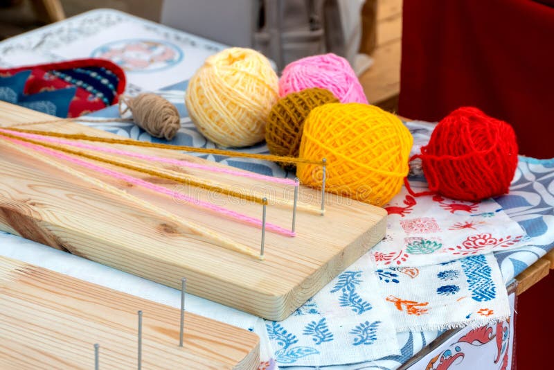 Strumento per la tessitura del rame con fili colorati (Folk Craft) tradizionali fotografia stock libera da diritti