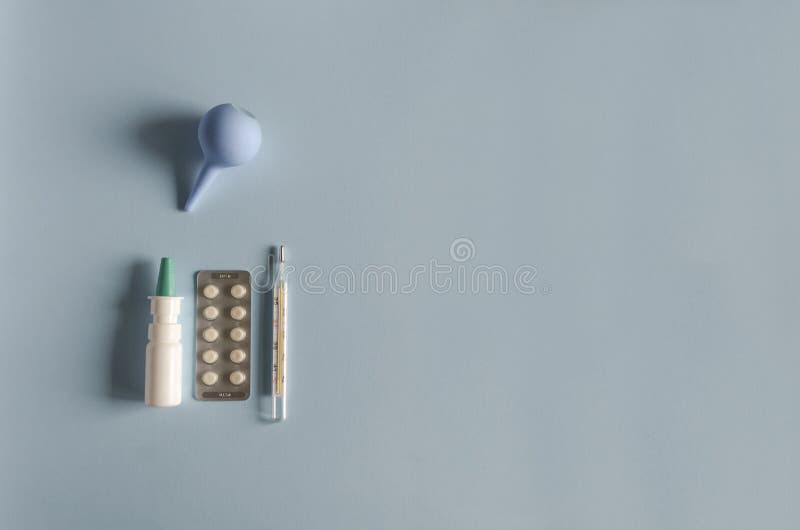 Strumento per lavare il naso, termometro a mercurio, spray nasale, compresse per il trattamento della malattia fotografia stock libera da diritti Strumento per lavare il naso, termometro a mercurio, spray nasale, compresse per il trattamento della malattia fotografia stock libera da diritti