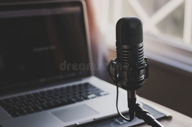 Strumieniowe przesyłanie podkastów na air home studio podcast interire. notebook mikrofonowy i tekst na antenie zdjęcia royalty free