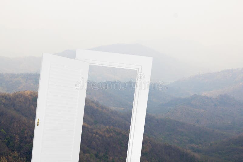 Struttura aperta della finestra bianca con il fondo del moutain fotografie stock Struttura aperta della finestra bianca con il fondo del moutain fotografie stock