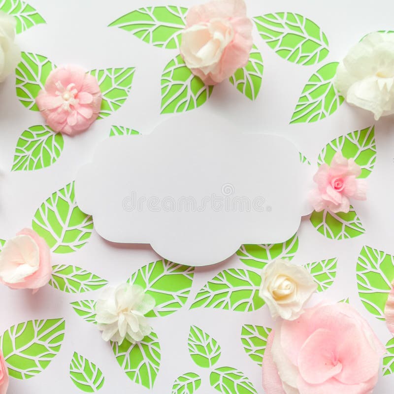 Struttura d'annata con i fiori di carta di colore sui precedenti delle foglie verdi royalty illustrazione gratis Struttura d'annata con i fiori di carta di colore sui precedenti delle foglie verdi royalty illustrazione gratis