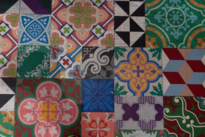 Struttura d'annata delle mattonelle retro vecchio delle mattonelle del mosaico portoghese o spagnolo del modello delle mattonelle fotografie stock libere da diritti Struttura d'annata delle mattonelle retro vecchio delle mattonelle del mosaico portoghese o spagnolo del modello delle mattonelle fotografie stock libere da diritti