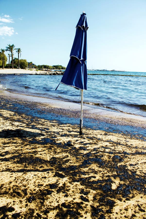 Struttura della caduta del petrolio greggio sulla spiaggia di sabbia dall'incidente di caduta di olio, baia di Agios Kosmas, Aten fotografie stock Struttura della caduta del petrolio greggio sulla spiaggia di sabbia dall'incidente di caduta di olio, baia di Agios Kosmas, Aten fotografie stock