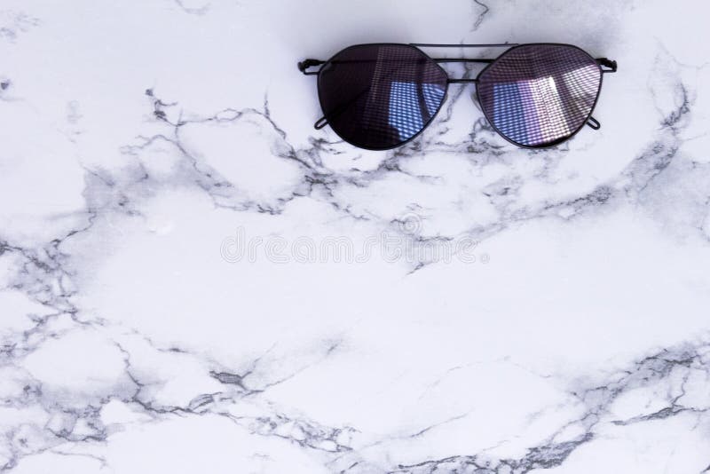 Struttura di marmo bianca con l'ombra nera degli occhiali da sole e fondo per il materiale illustrativo del modello di progettazi fotografia stock Struttura di marmo bianca con l'ombra nera degli occhiali da sole e fondo per il materiale illustrativo del modello di progettazi fotografia stock