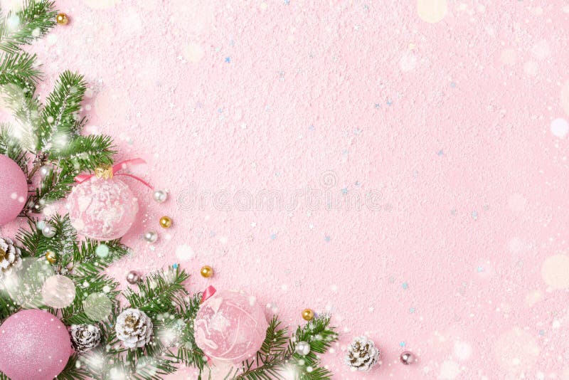 Struttura di Natale degli ornamenti e della neve del nuovo anno su backgroun rosa immagini stock Struttura di Natale degli ornamenti e della neve del nuovo anno su backgroun rosa immagini stock