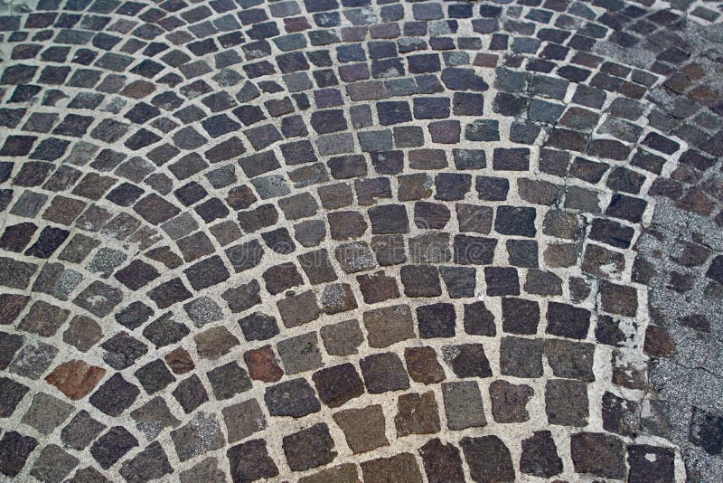 Struttura di pietra della pavimentazione Fondo astratto di vecchio primo piano della pavimentazione del ciottolo fotografia stock libera da diritti Struttura di pietra della pavimentazione Fondo astratto di vecchio primo piano della pavimentazione del ciottolo fotografia stock libera da diritti