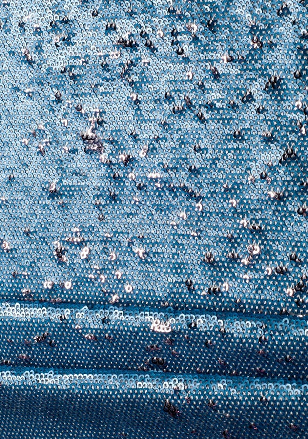 Struttura, fondo, modello Tessuto di seta del embroide blu di colore. Struttura, fondo, modello Il tessuto di seta di colore blu ricamato con gli zecchini, scintille riflette i raggi del sole