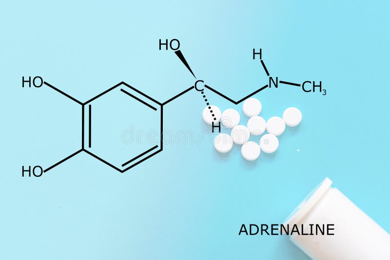 Struttura molecola di adrenalina con alcune pillole cadute su sfondo blu