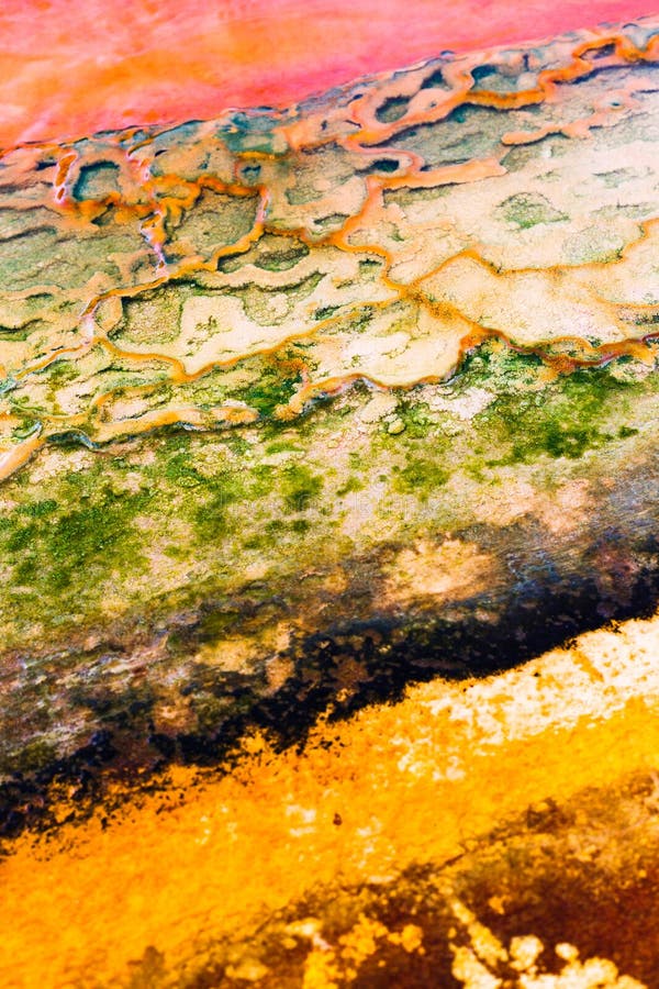 Struttura naturale con le strisce vive Fondo astratto con le vecchie macchie variopinte di corrosione del sale minerale su calces immagine stock libera da diritti Struttura naturale con le strisce vive Fondo astratto con le vecchie macchie variopinte di corrosione del sale minerale su calces immagine stock libera da diritti