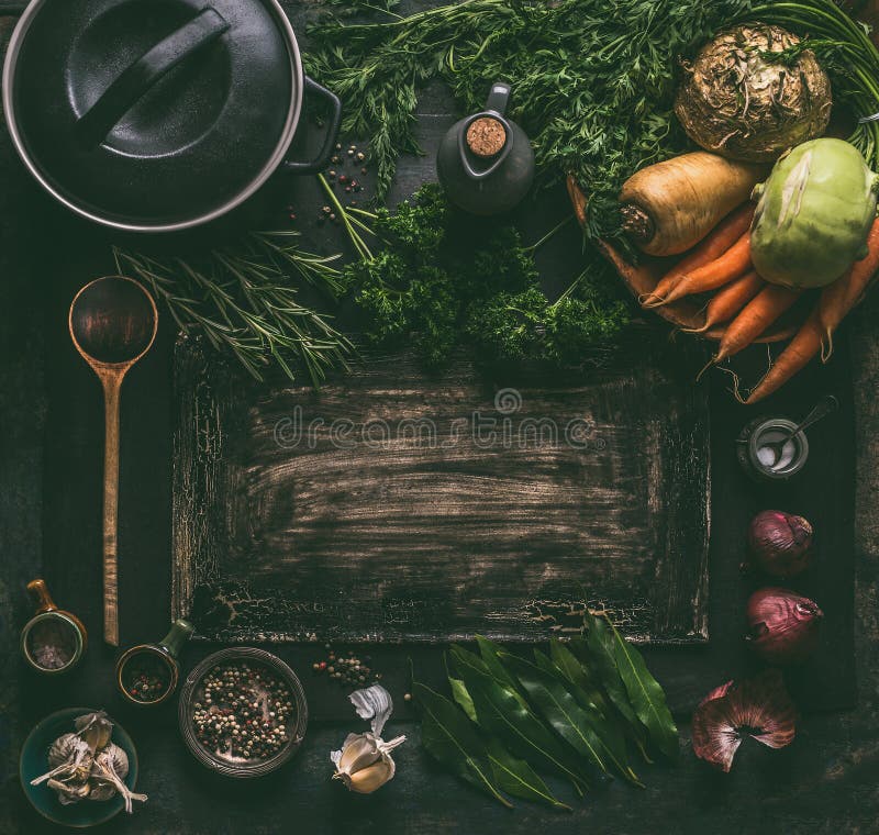 Struttura rustica scura del fondo dell'alimento con gli ingredienti vegetariani: ortaggi a radici, spezie, ghisa che cucina vaso, fotografie stock libere da diritti Struttura rustica scura del fondo dell'alimento con gli ingredienti vegetariani: ortaggi a radici, spezie, ghisa che cucina vaso, fotografie stock libere da diritti