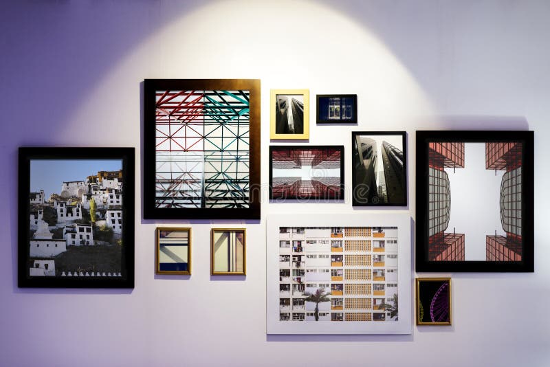 Strutture di galleria di arte appese sulla parete immagine stock Strutture di galleria di arte appese sulla parete immagine stock