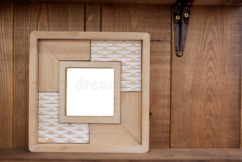 Strutture e pianta in bianco della foto sullo scaffale davanti alla parete di legno fotografia stock libera da diritti Strutture e pianta in bianco della foto sullo scaffale davanti alla parete di legno fotografia stock libera da diritti