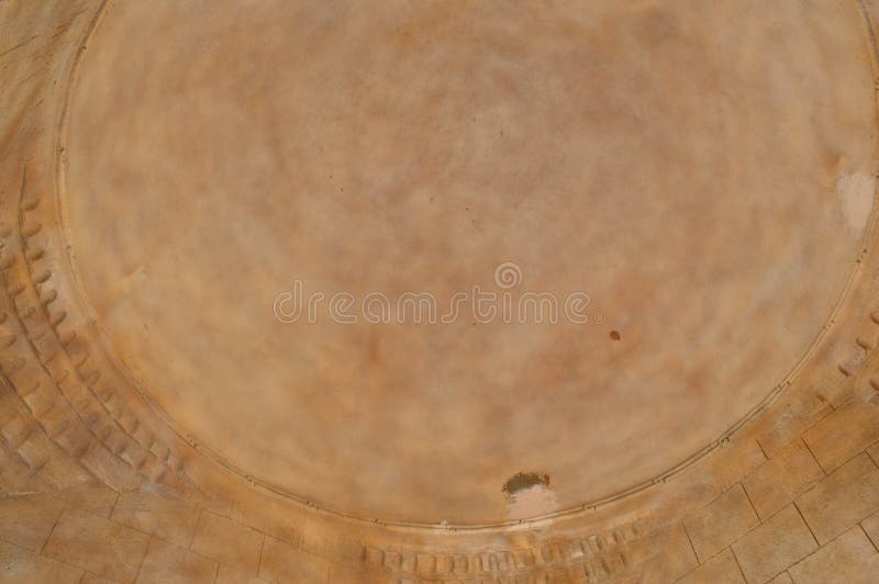 Strutturi ruvido rotondo del cemento concreto marrone con la vecchia cupola convessa antica delle irregolarità sul soffitto immagine stock Strutturi ruvido rotondo del cemento concreto marrone con la vecchia cupola convessa antica delle irregolarità sul soffitto immagine stock