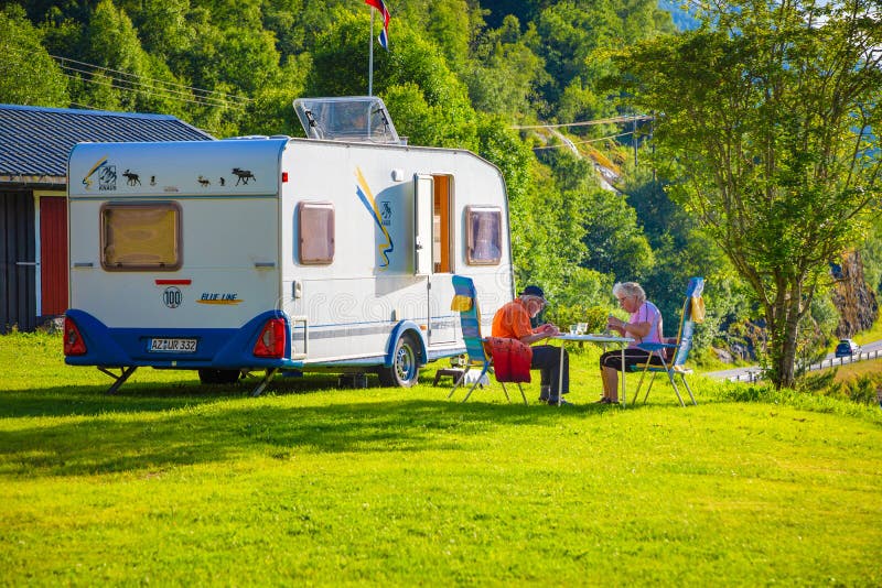Stryn, Noorwegen - 25 06 2018: Oud paar in het kamperen in Oppstrynsvatn-meer in de gemeente van Stryn in Sogn og Fjordane royalty-vrije stock afbeeldingen Stryn, Noorwegen - 25 06 2018: Oud paar in het kamperen in Oppstrynsvatn-meer in de gemeente van Stryn in Sogn og Fjordane royalty-vrije stock afbeeldingen