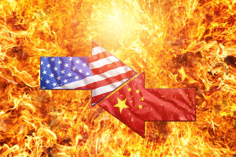 Strzałki przeciwko sobie z USA i Chiny Flagi na tle płonącego ognia Koncepcja wojny handlowej, konfrontacji, walki, konwencji