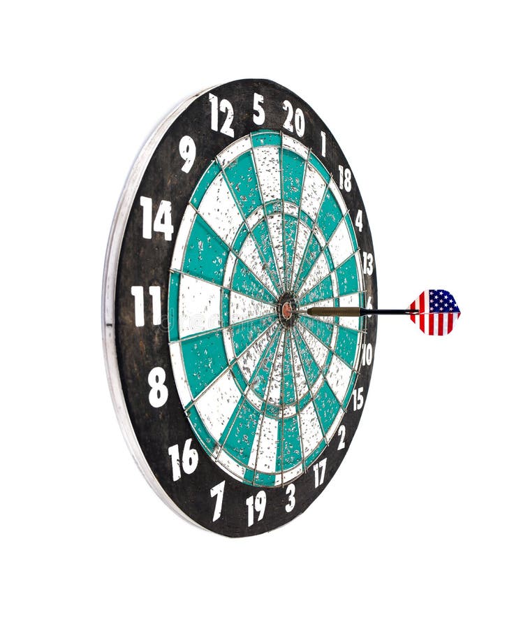 Strzałki strzała uderza dartboard cel odizolowywającego na białym tle obraz stock Strzałki strzała uderza dartboard cel odizolowywającego na białym tle obraz stock