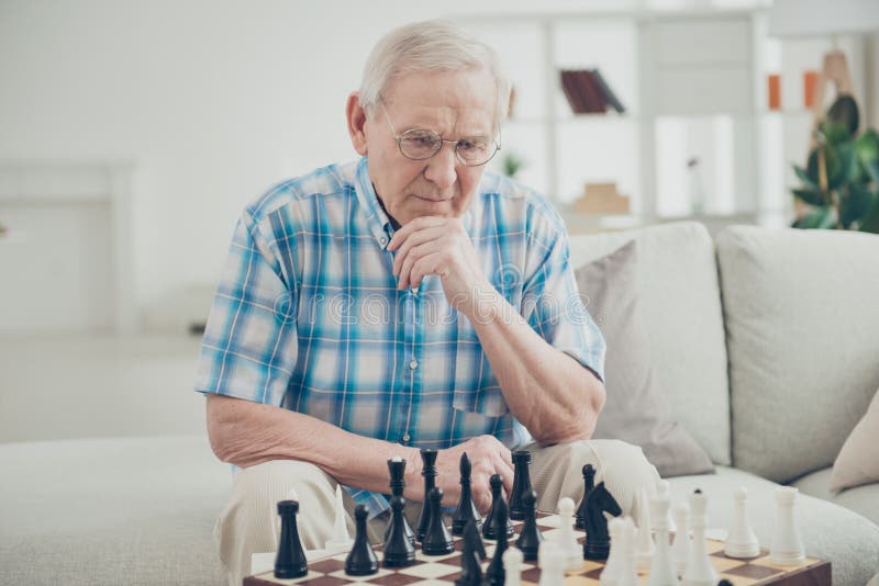 Strålningskraft på hans fina koncentrerade intelligenta erfarna man som spelar schack och skapar rörliga bitar vinna royaltyfri foto Strålningskraft på hans fina koncentrerade intelligenta erfarna man som spelar schack och skapar rörliga bitar vinna royaltyfri foto
