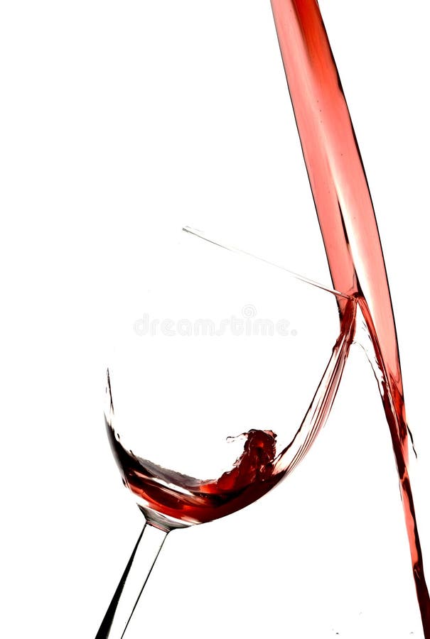 Strömender Preiselbeersaft im Weinglas stockbilder