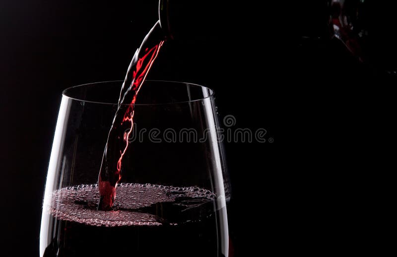 Strömender Rotwein stockbilder Strömender Rotwein stockbilder