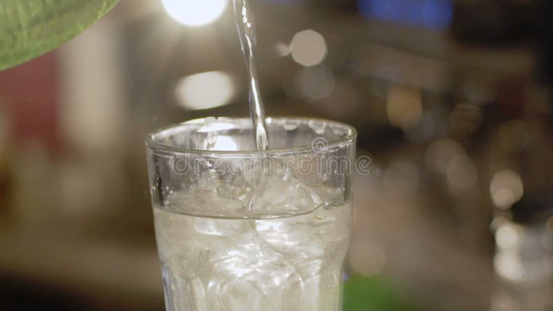 Strömendes Wasser in Glas für Limonade langsam