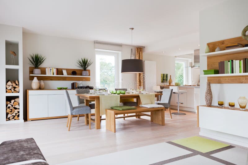 Strömförande modern lokal för hus royaltyfri foto