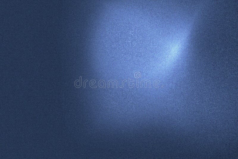 Strălucire luminoasă pe peretele metalic cu undă albastră în fundalul texturii abstracte al camerei întunecate royalty free stock photos
