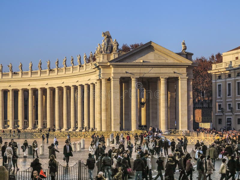 Sts Peter för turister på fötter fyrkant i Vaticanen royaltyfria bilder Sts Peter för turister på fötter fyrkant i Vaticanen royaltyfria bilder