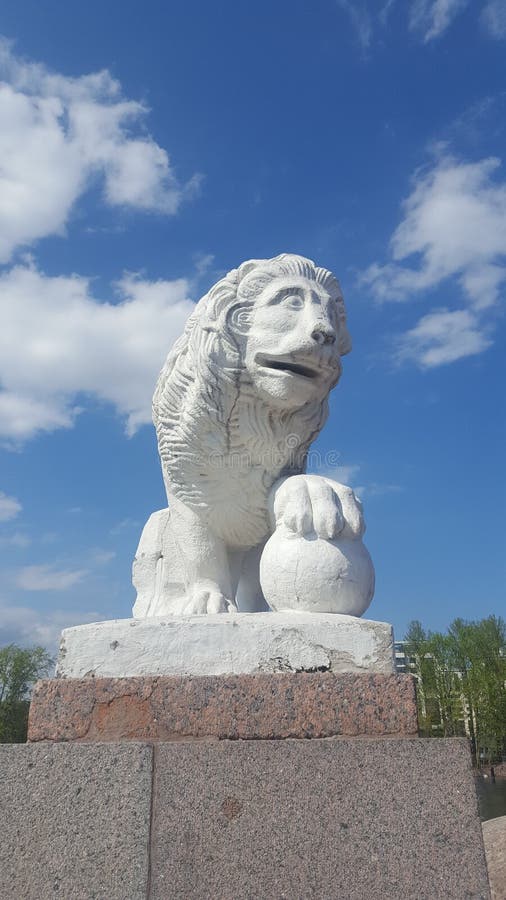 Sts Petersburg lejon Skulptur av lejon royaltyfri foto Sts Petersburg lejon Skulptur av lejon royaltyfri foto