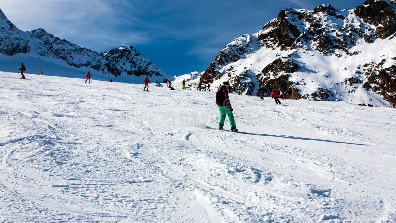 Stubai, Αυστρία - 1 Νοεμβρίου 2011: Snowboarders και σκιέρ που οδηγούν στις κλίσεις του Stubaier Gletscher, χιονοδρομικό κέντρο Ά στοκ εικόνες με δικαίωμα ελεύθερης χρήσης Stubai, Αυστρία - 1 Νοεμβρίου 2011: Snowboarders και σκιέρ που οδηγούν στις κλίσεις του Stubaier Gletscher, χιονοδρομικό κέντρο Ά στοκ εικόνες με δικαίωμα ελεύθερης χρήσης